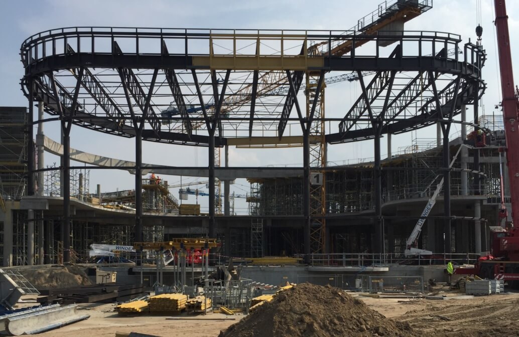 Projekt konstrukcji stalowych dla budowy Centrum Handlowego POSNANIA w Poznaniu przy ul. Pleszewskiej 1. Montaż konstrukcji wejścia głównego